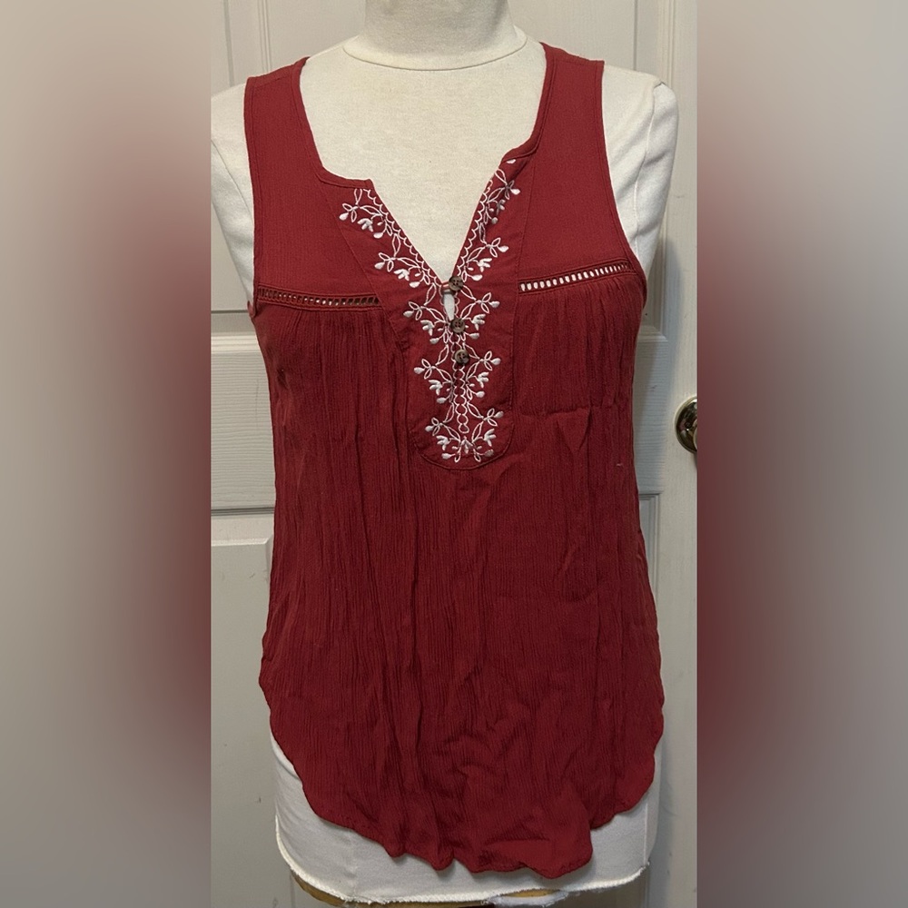 Embroidered Luq Sleeveless Top size small